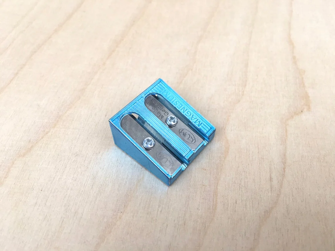 Taille-crayon en métal coloré KUM – Image 2