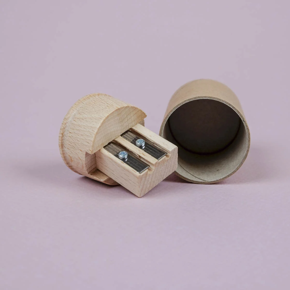 Taille-crayon en bois avec réservoir en carton KUM