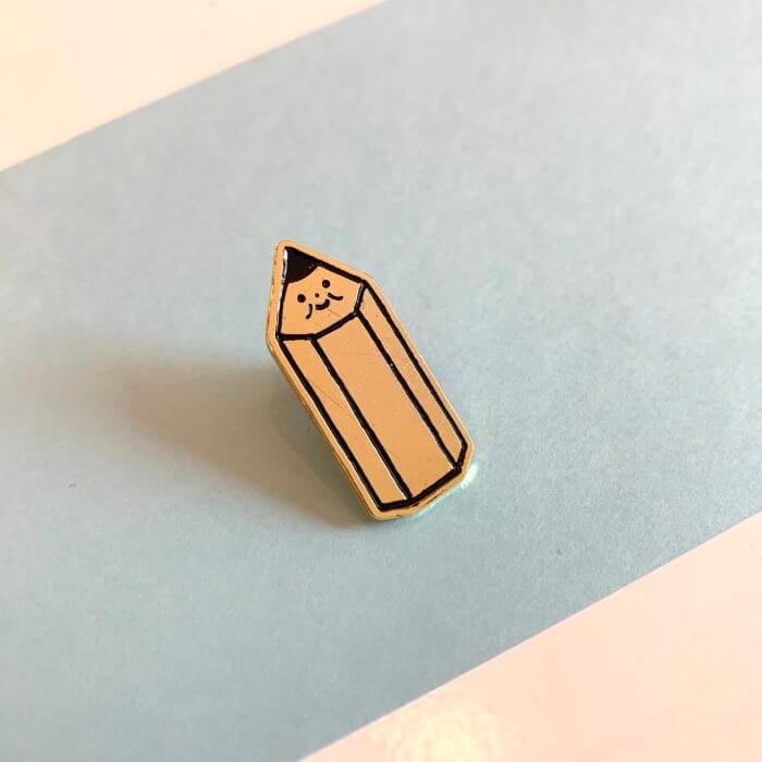 Corinne vend des pin's : le crayon de Fanny Dreyer