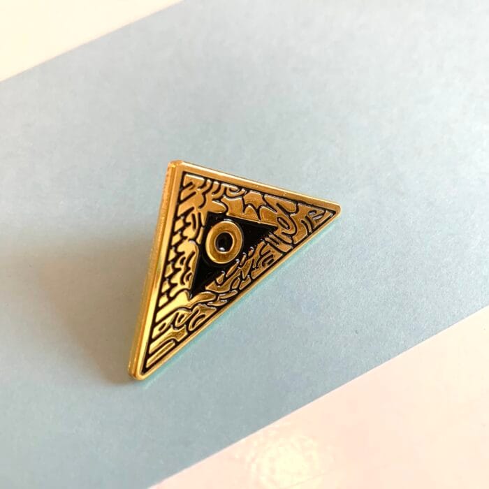 Corinne vend des pin's : l'équerre de Maxime Gillot