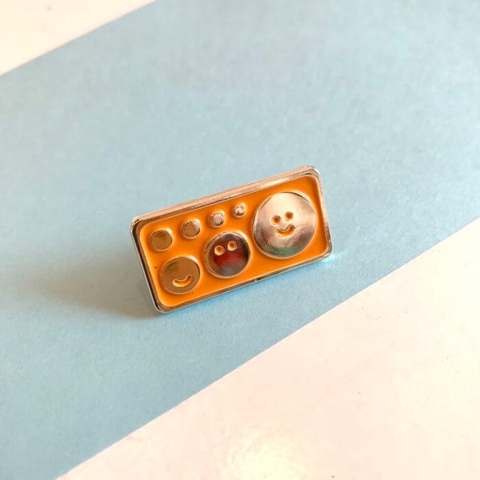 Corinne vend des pin's : le normographe de Eva Offredo