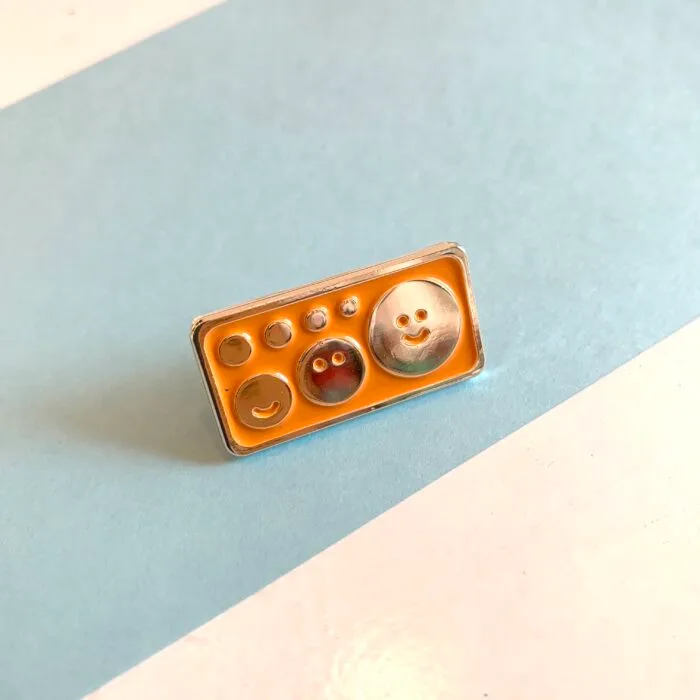 Corinne vend des pin's : le normographe de Eva Offredo