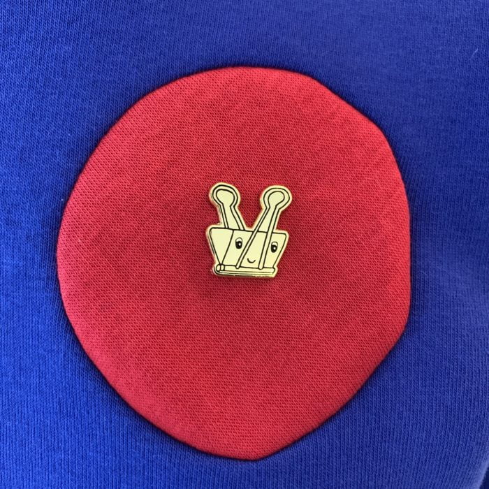 Corinne vend des pin's : la pince à dessin de Pauline Rivière – Image 2