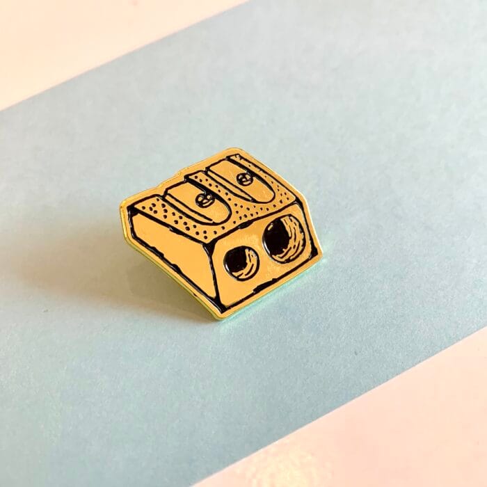 Corinne vend des pin's : le taille-crayon de Pierre Pauselli