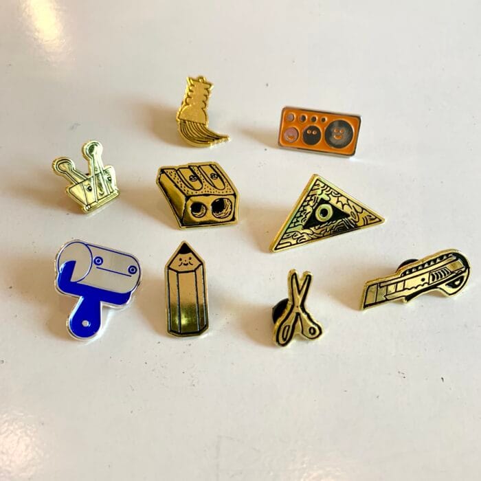 Corinne vend des pin's - je les veux tou·te·s !